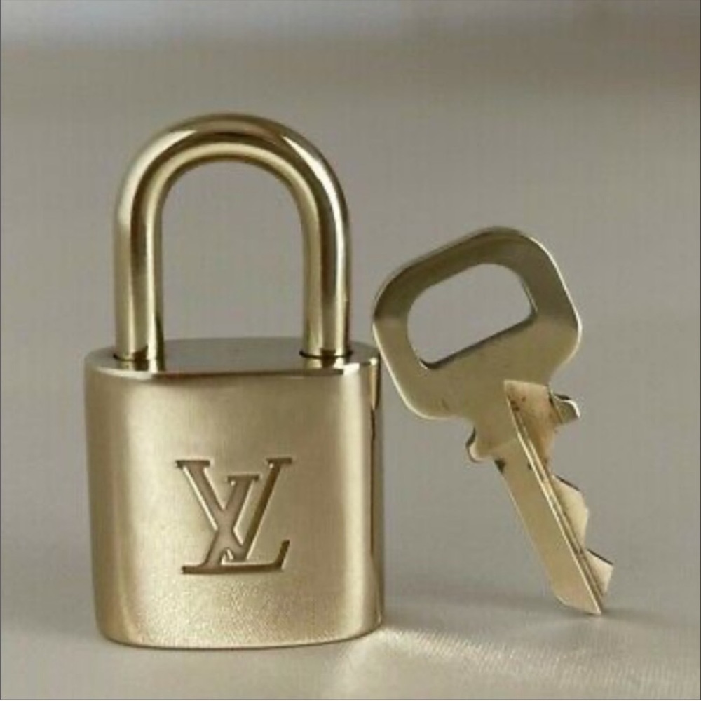 #318 Authentic Louis Vuitton Lock/Key